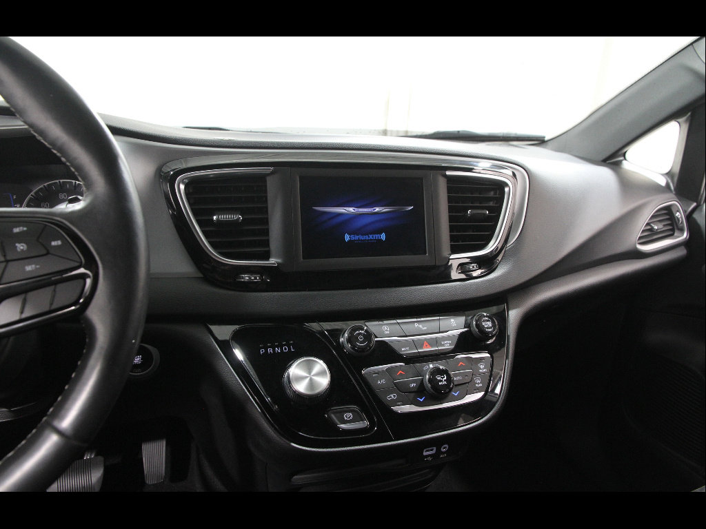 Used 2020 Chrysler Pacifica Touring-L w/ S Appearance Package FWD image 9