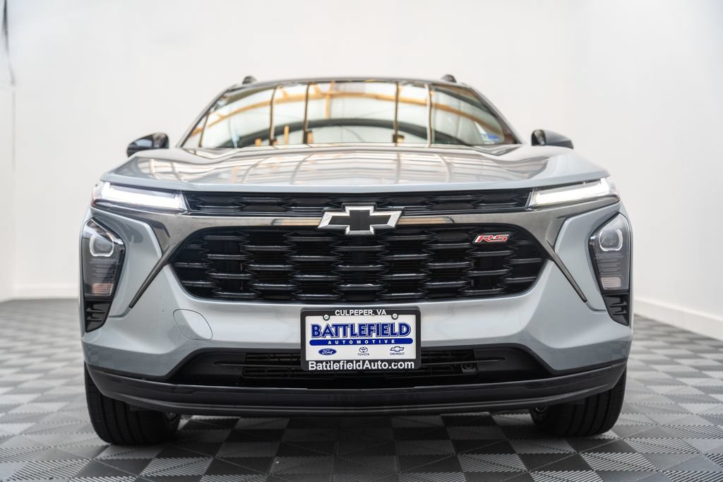 Used 2024 Chevrolet Trax RS w/ Sunroof Package FWD image 2