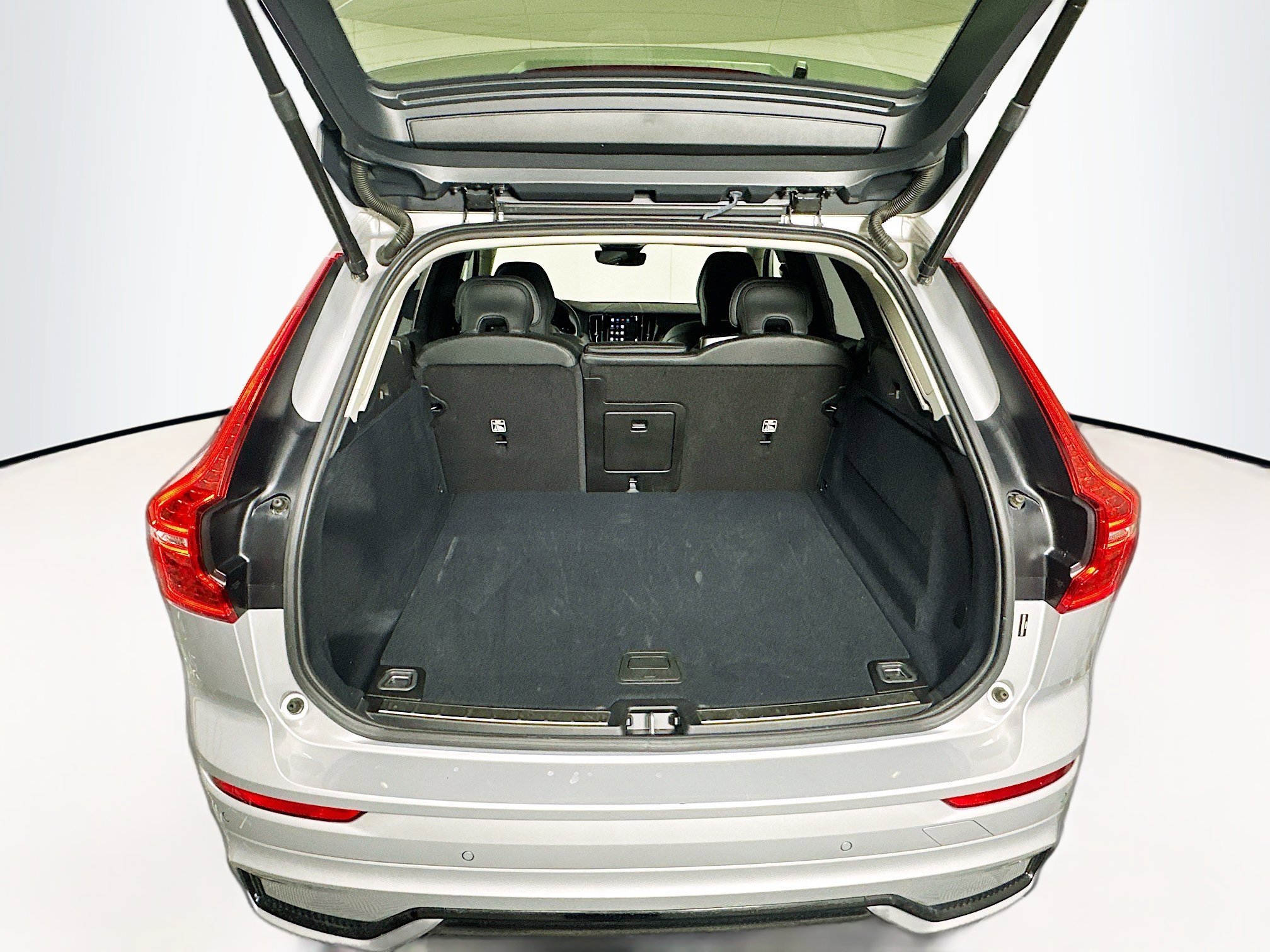 Used 2025 Volvo XC60 B5 Plus image 28