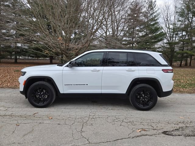 Used 2025 Jeep Grand Cherokee Altitude image 3