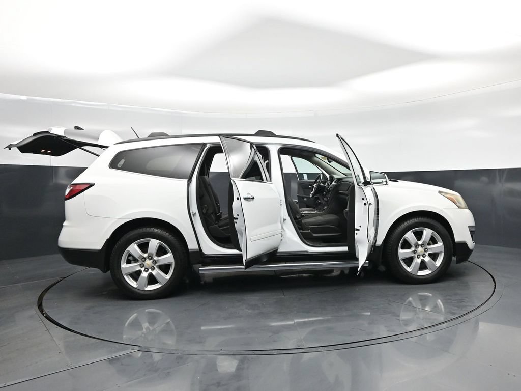 Used 2017 Chevrolet Traverse LT w/ Style and Technology Package FWD image 4
