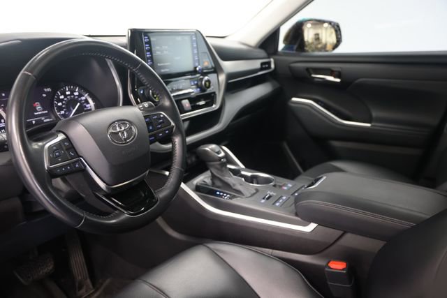 Used 2021 Toyota Highlander XLE AWD/4WD image 23