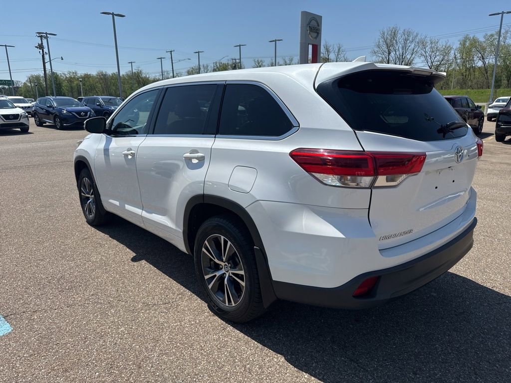 Used 2017 Toyota Highlander Plus AWD/4WD image 6