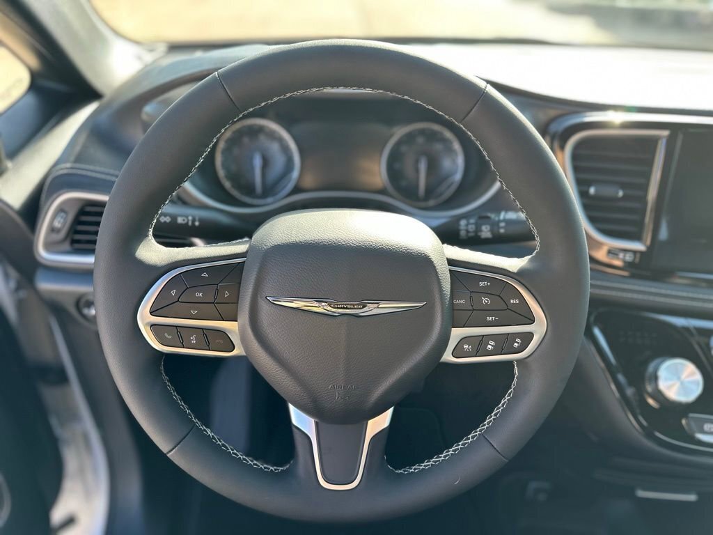 New 2025 Chrysler Pacifica Select image 24