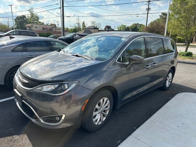 Used 2018 Chrysler Pacifica Touring Plus FWD image 2