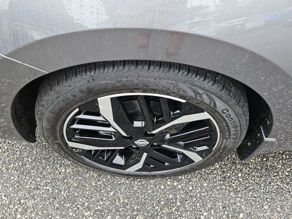 New 2025 Nissan Versa SR w/ Trunk Package image 18