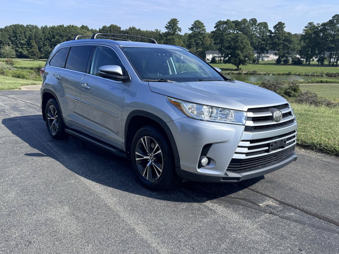 Used 2018 Toyota Highlander XLE AWD/4WD image 17