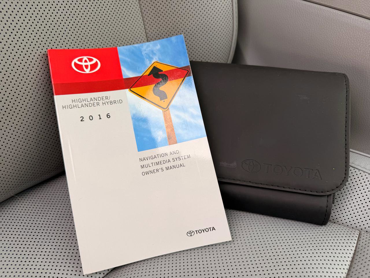 Used 2016 Toyota Highlander Limited Platinum image 34