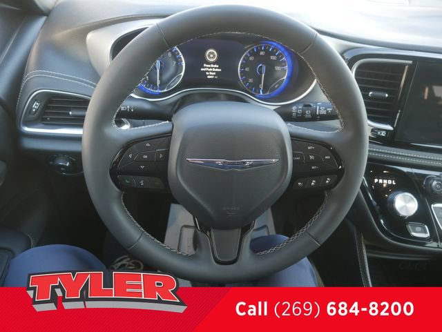 Certified 2025 Chrysler Pacifica Limited image 30