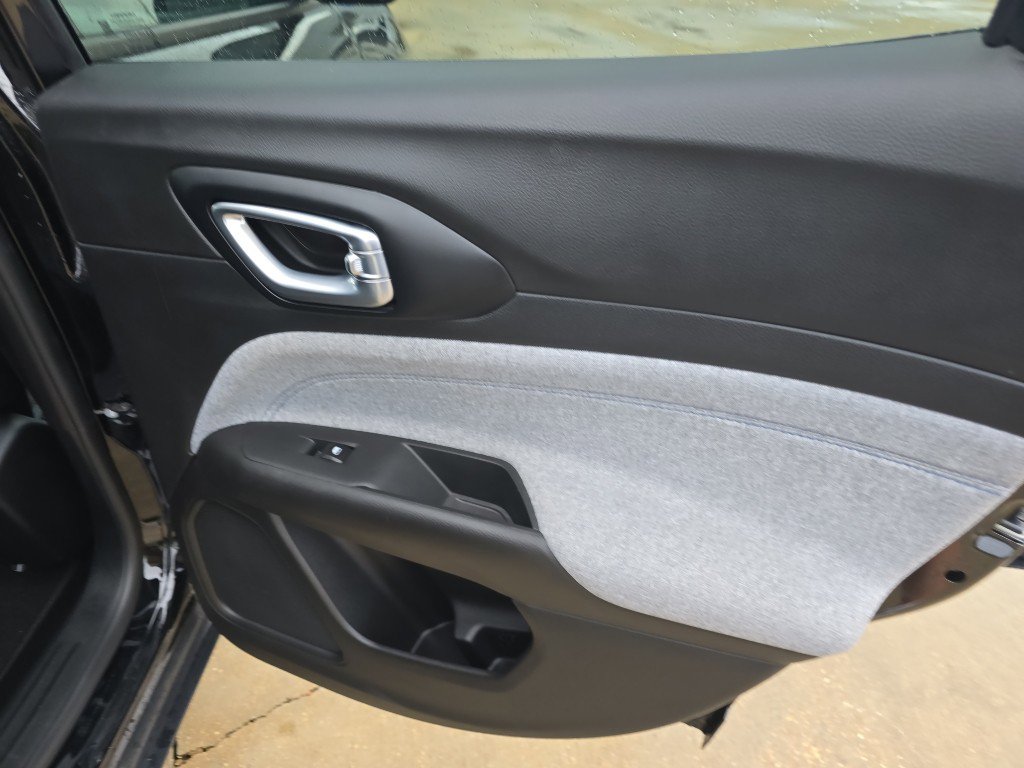 Used 2025 Jeep Compass Latitude image 17