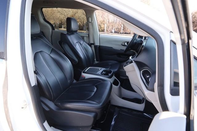 Used 2023 Chrysler Pacifica Touring-L image 27
