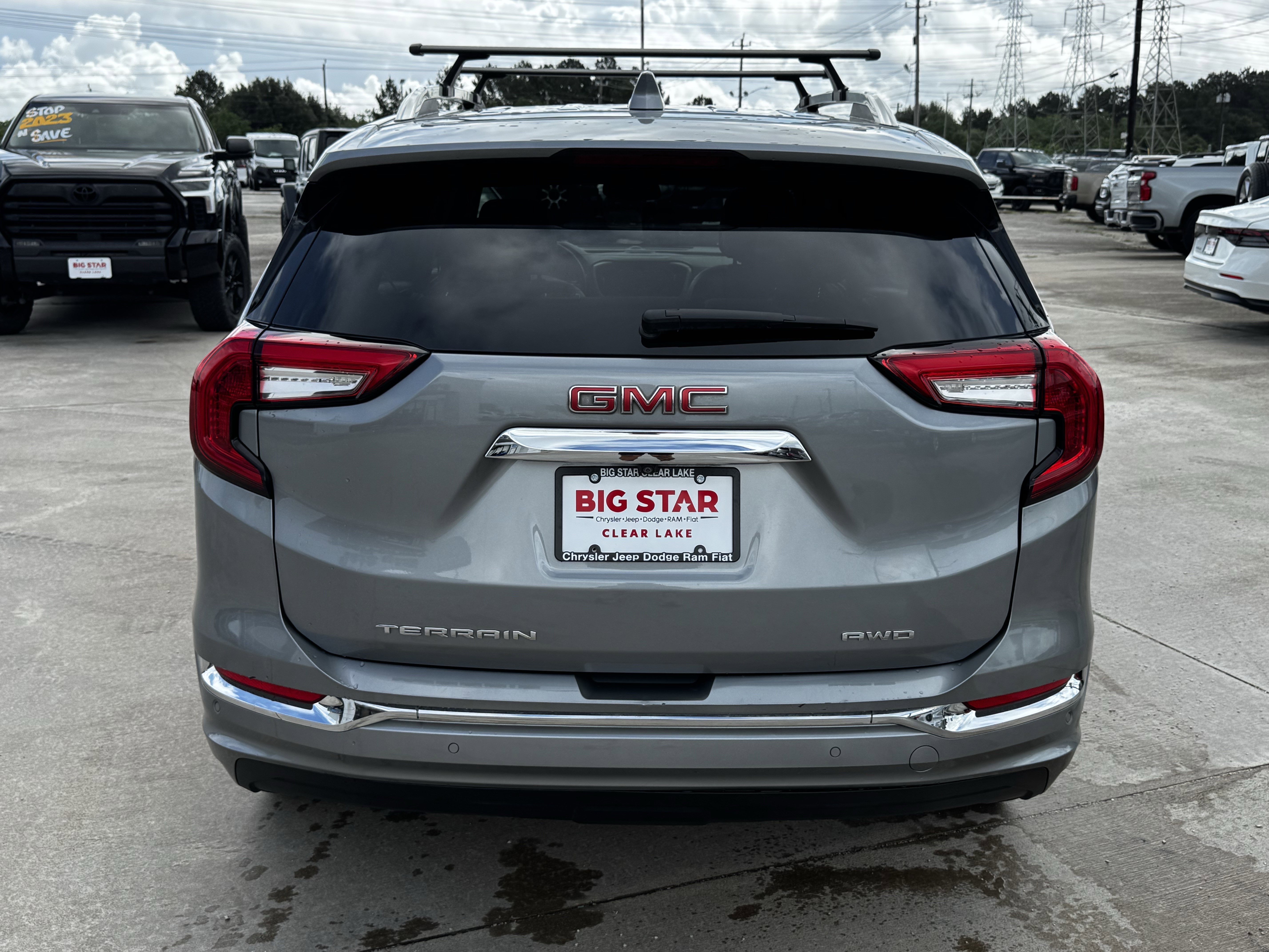 Used 2023 GMC Terrain Denali w/ Denali Premium Package AWD/4WD image 9