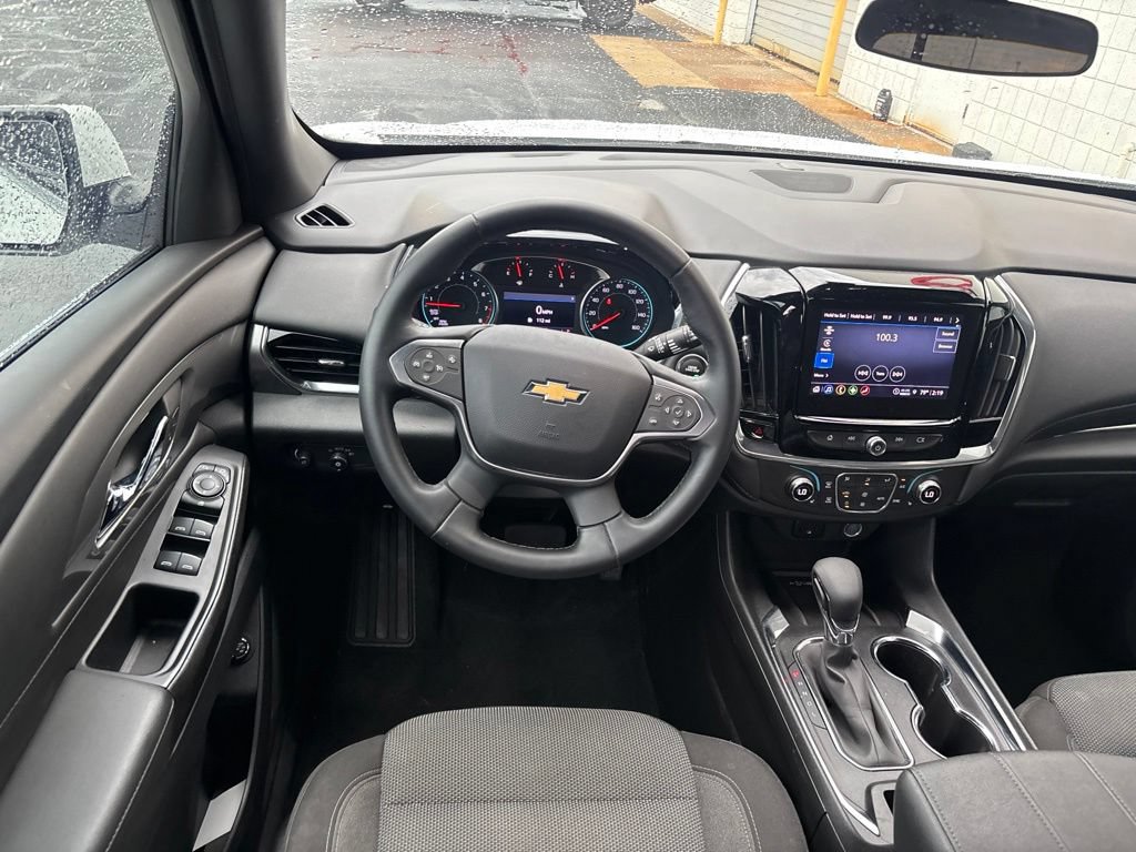 Used 2023 Chevrolet Traverse LT FWD image 3