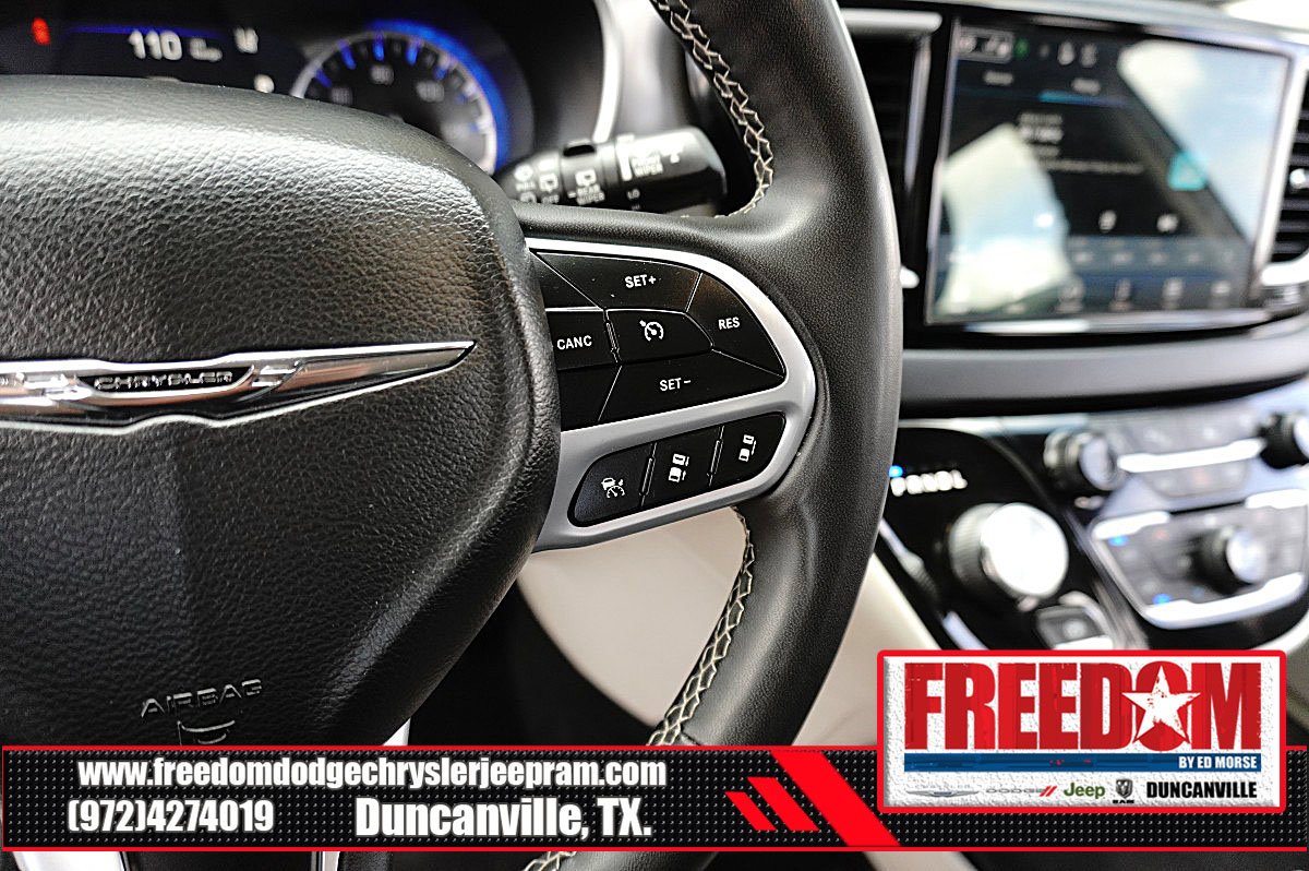 Used 2024 Chrysler Pacifica Touring-L FWD image 27