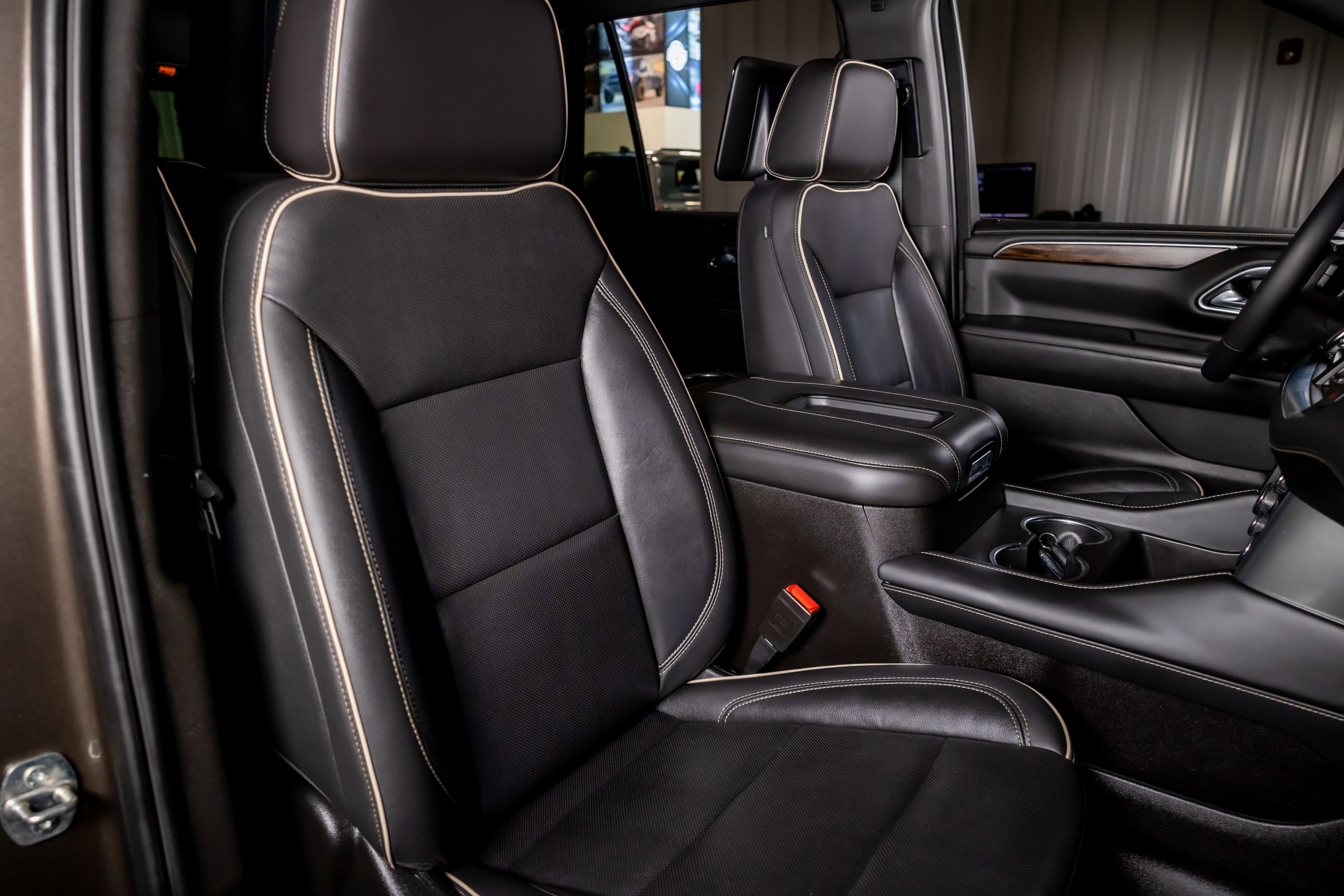 Used 2021 Chevrolet Tahoe Premier w/ Premium Package image 19