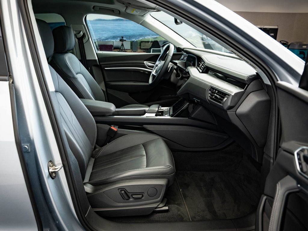 Used 2022 Audi e-tron Premium w/ Convenience Plus Package image 22