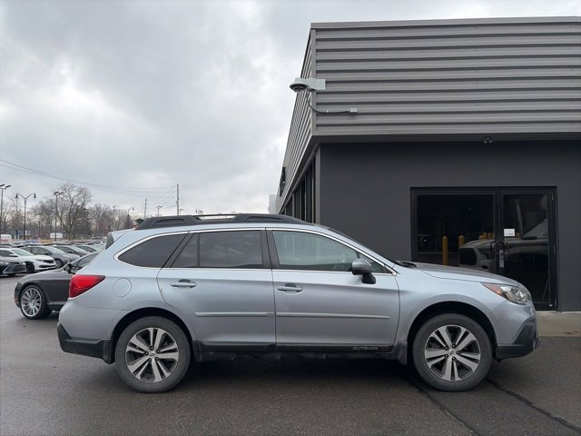 Used 2018 Subaru Outback 2.5i Limited image 2