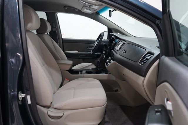 Used 2017 Kia Sedona LX image 38