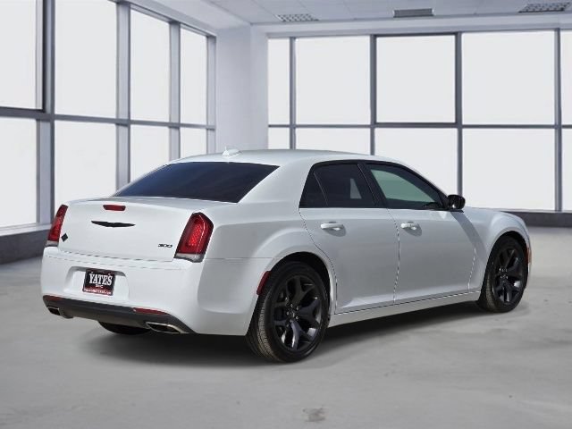 Used 2021 Chrysler 300 Touring w/ Sport Appearance Package RWD image 7