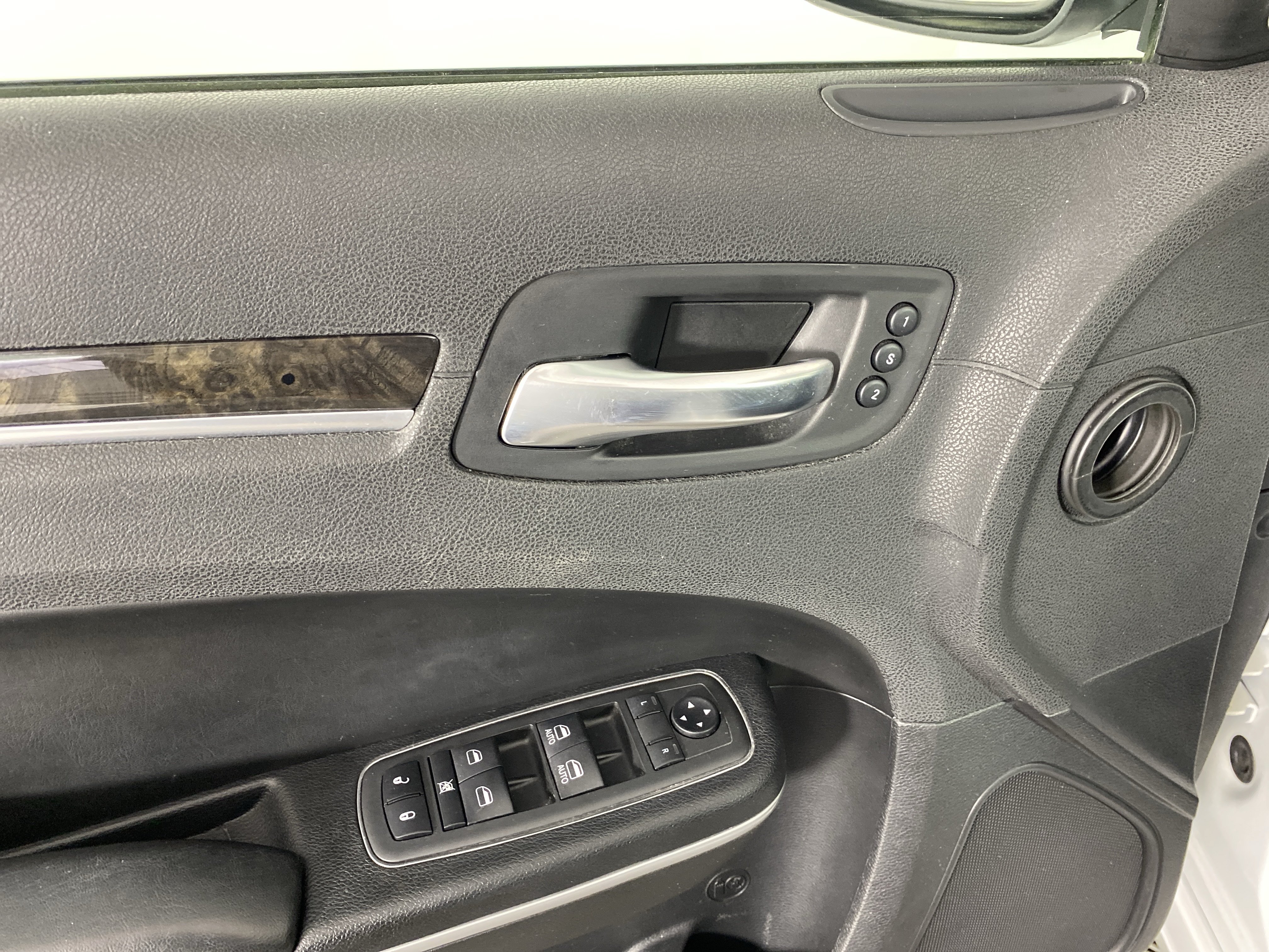 Used 2019 Chrysler 300 Limited RWD image 17