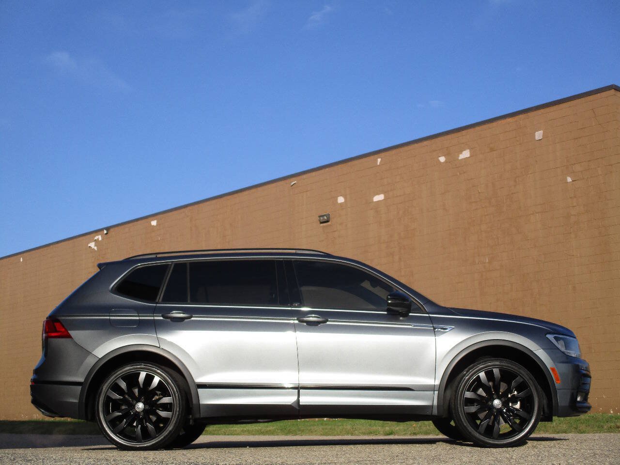 Used 2021 Volkswagen Tiguan SE R-Line FWD image 8