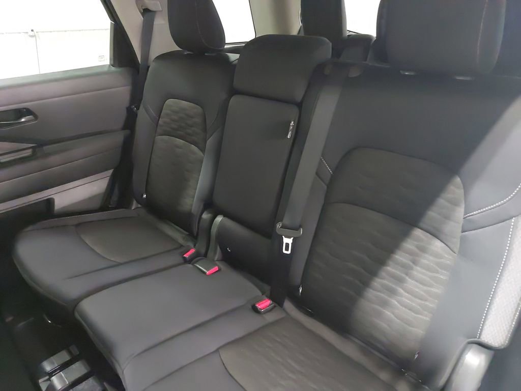 Used 2025 Nissan Pathfinder SV image 16