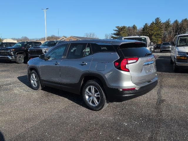Used 2023 GMC Terrain SLE w/ LPO, Floor Liner Package FWD image 4