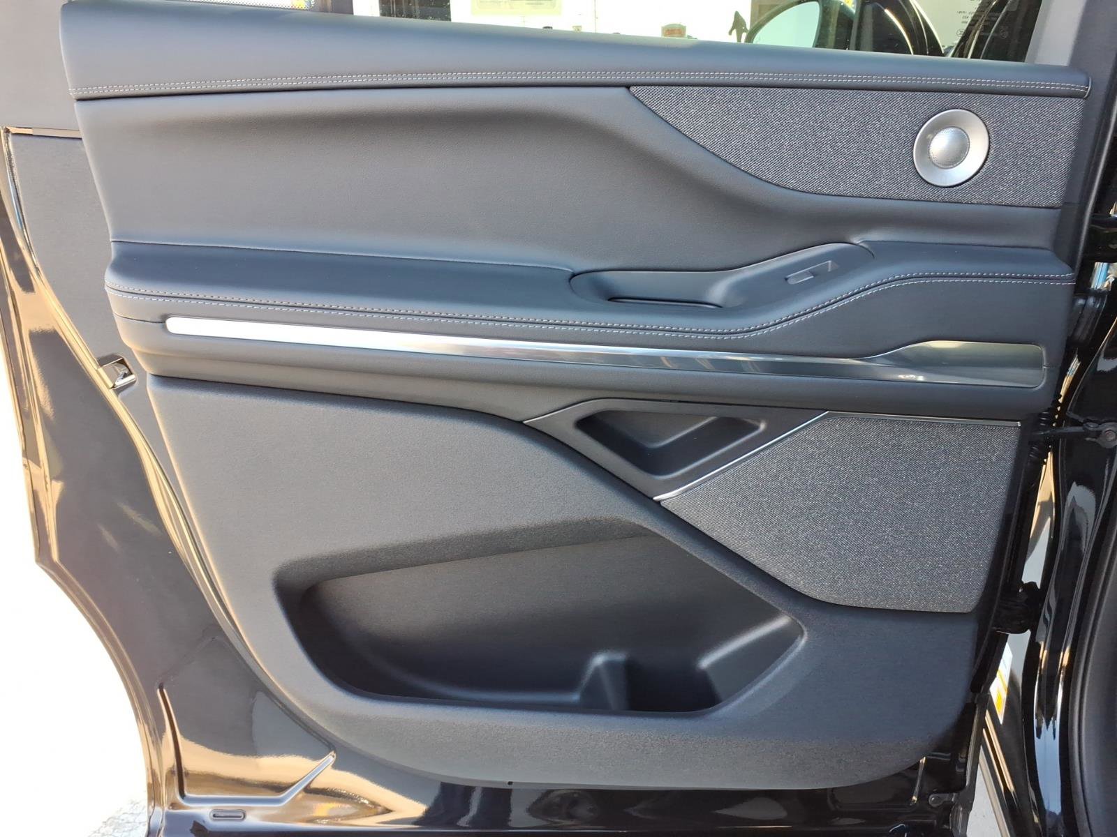 New 2026 Lincoln Navigator L Reserve w/ Jet Appearance Package image 13