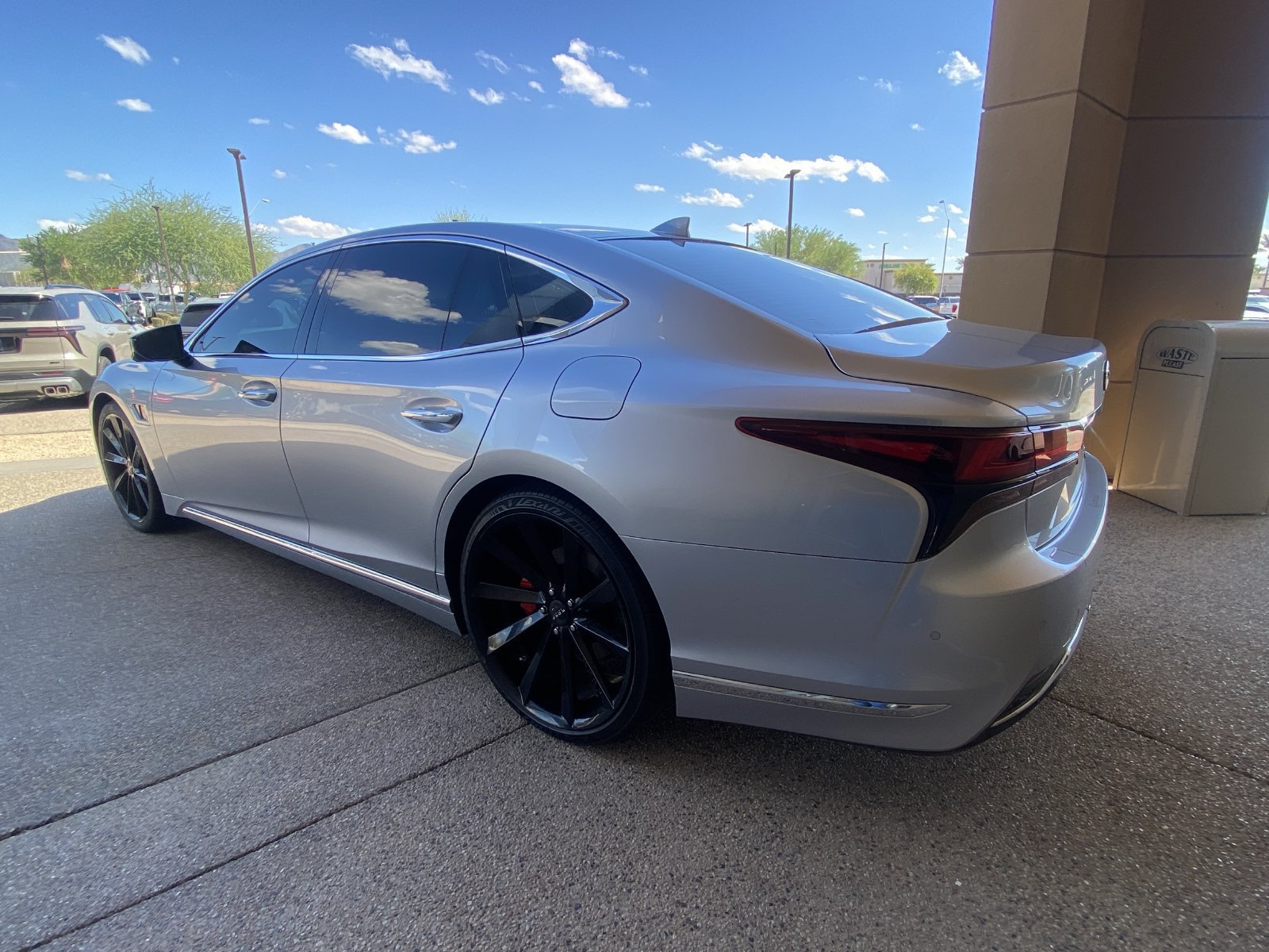 Used 2023 Lexus LS 500h AWD w/ Luxury Package image 4