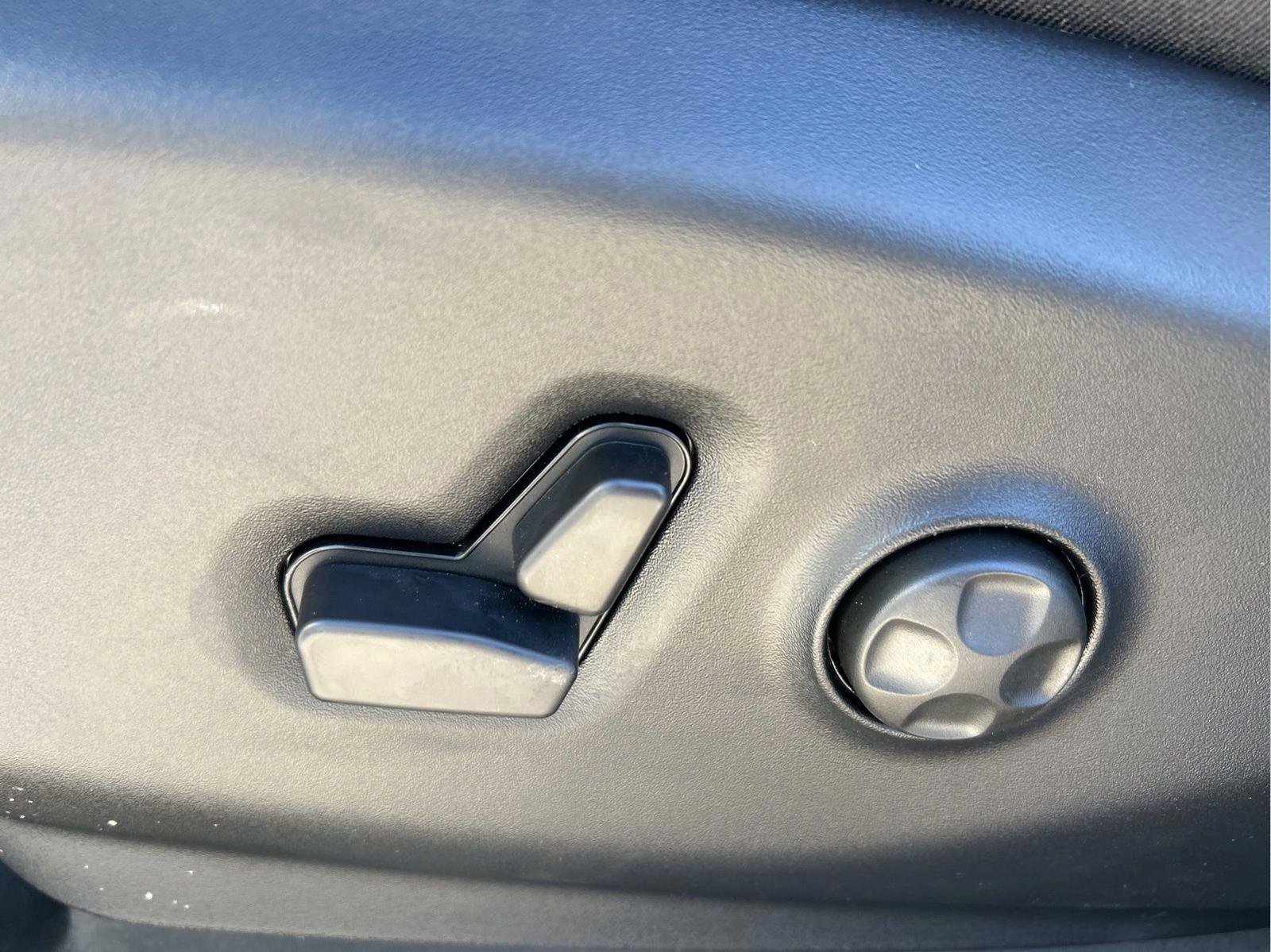 New 2026 Chrysler Voyager LX image 24