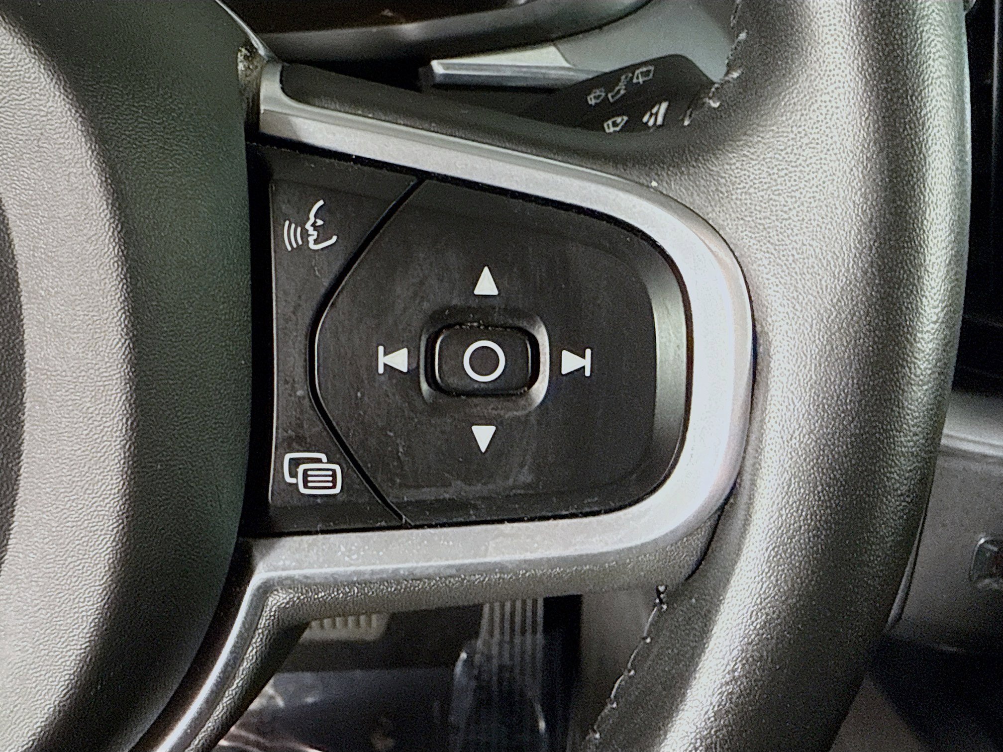 Used 2020 Volvo XC60 T6 Momentum image 15