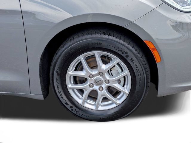 Used 2023 Chrysler Pacifica Touring-L FWD image 10