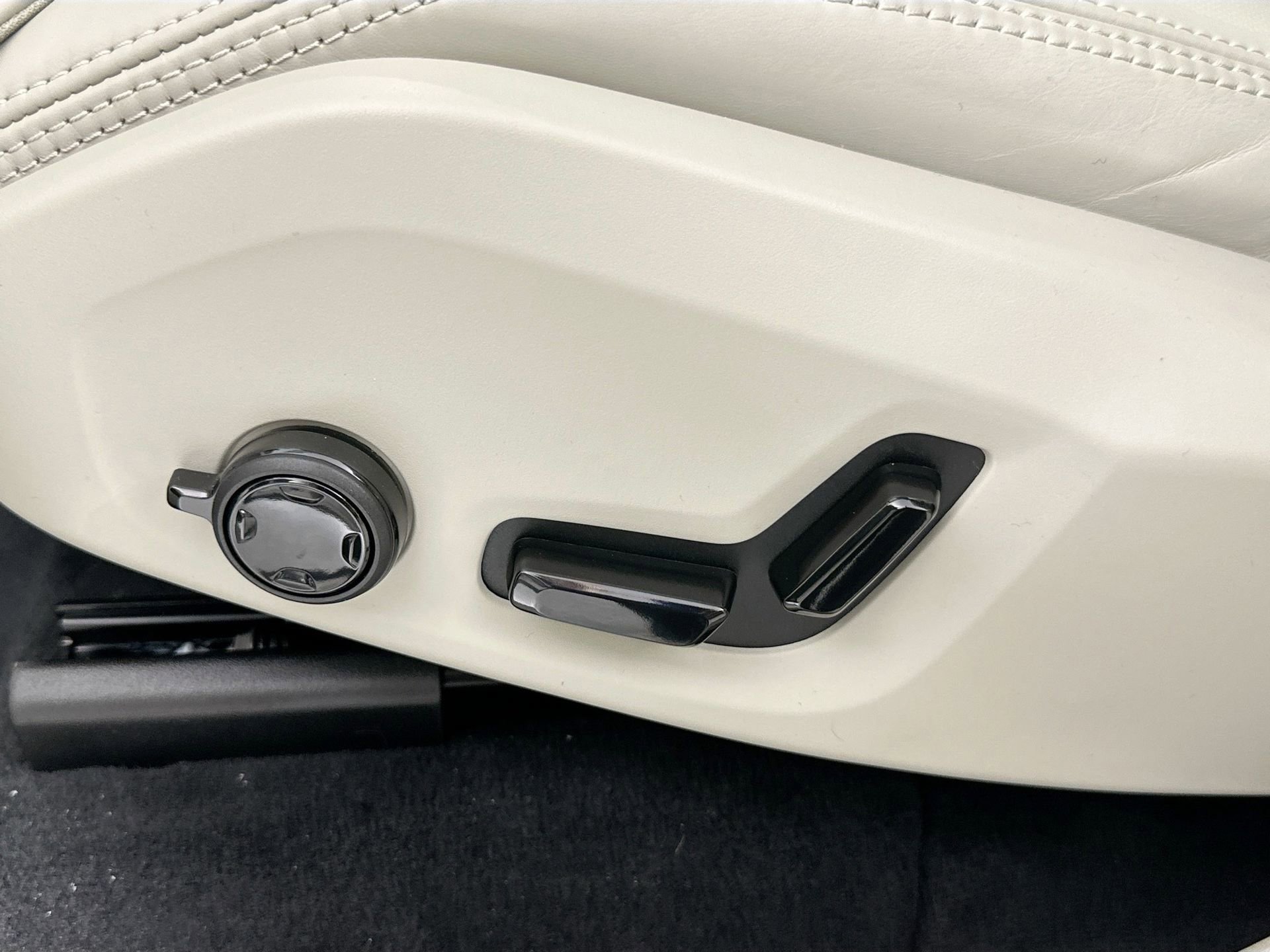 New 2026 Volvo XC90 T8 Ultra w/ Protection Package Premier image 20