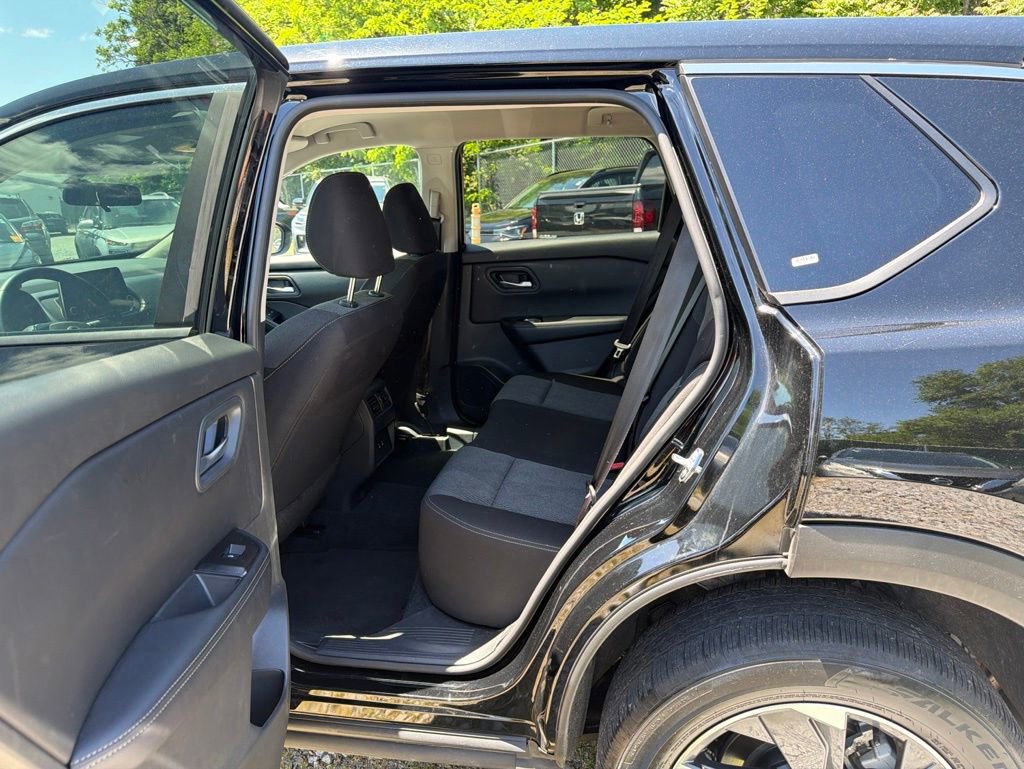 Used 2025 Nissan Rogue SV FWD image 9