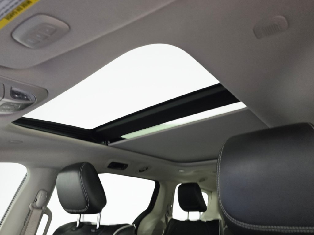 Used 2022 Chrysler Pacifica Limited w/ Uconnect Theater Family Group FWD image 36