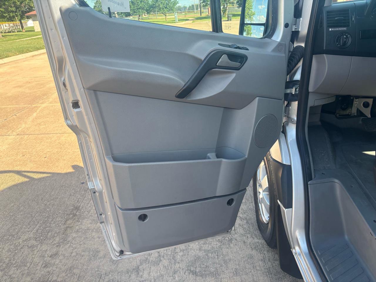 Used 2007 Dodge Sprinter 2500 w/ Cooling Group RWD image 17