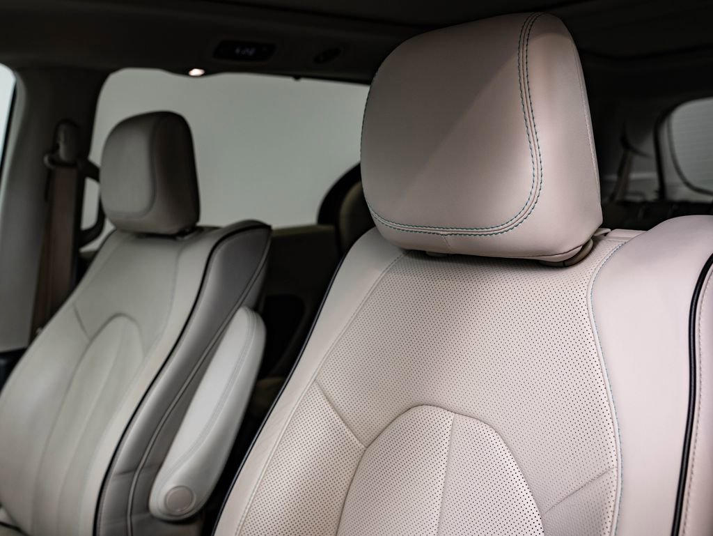 Used 2018 Chrysler Pacifica Limited w/ Advanced Safetytec Group FWD image 25
