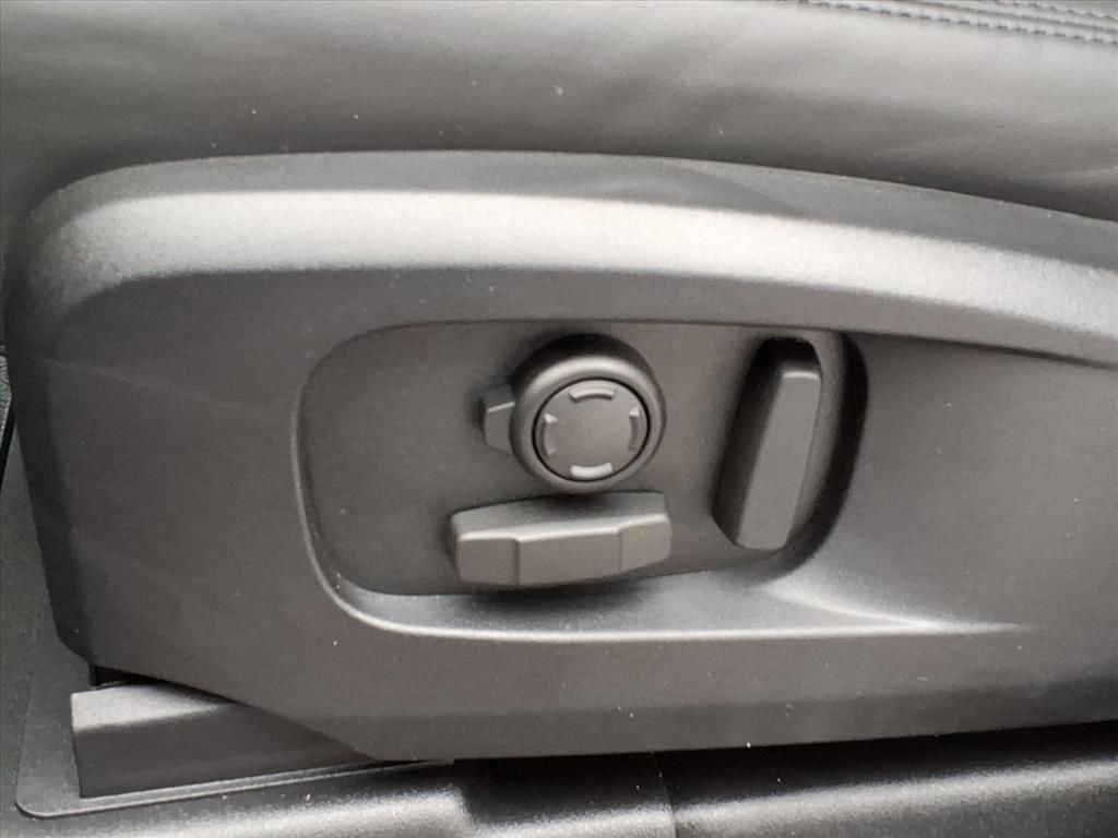 New 2026 Land Rover Defender 110 X-Dynamic SE image 12