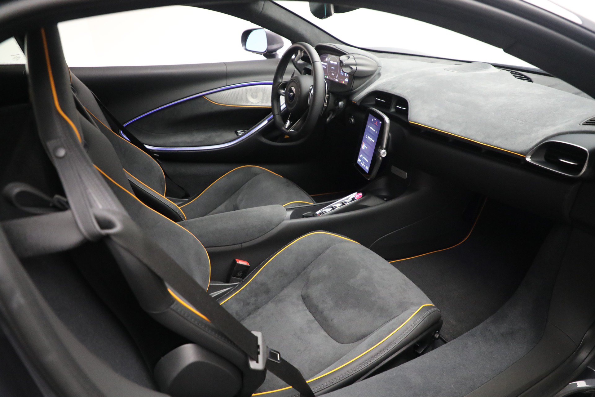 Used 2024 McLaren Artura RWD image 26