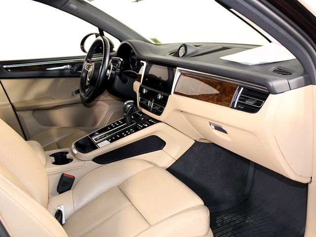 Certified 2023 Porsche Macan AWD/4WD image 26