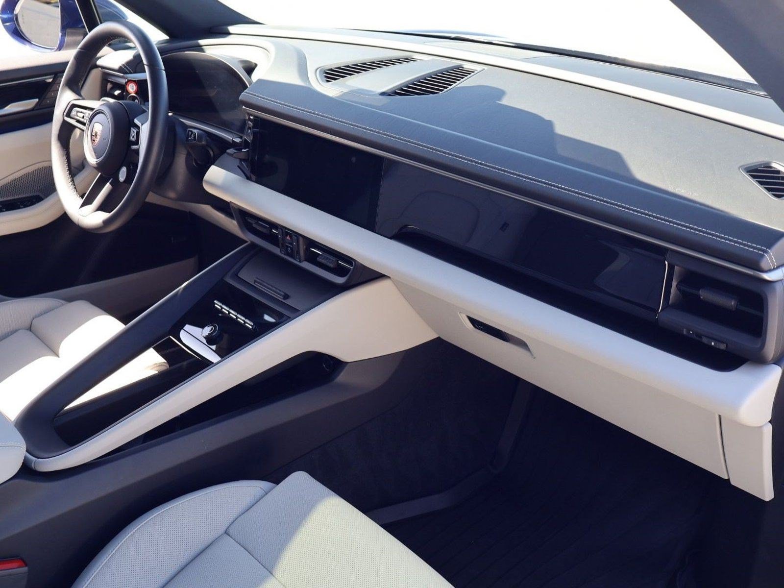 Certified 2025 Porsche Macan Electric RWD image 25