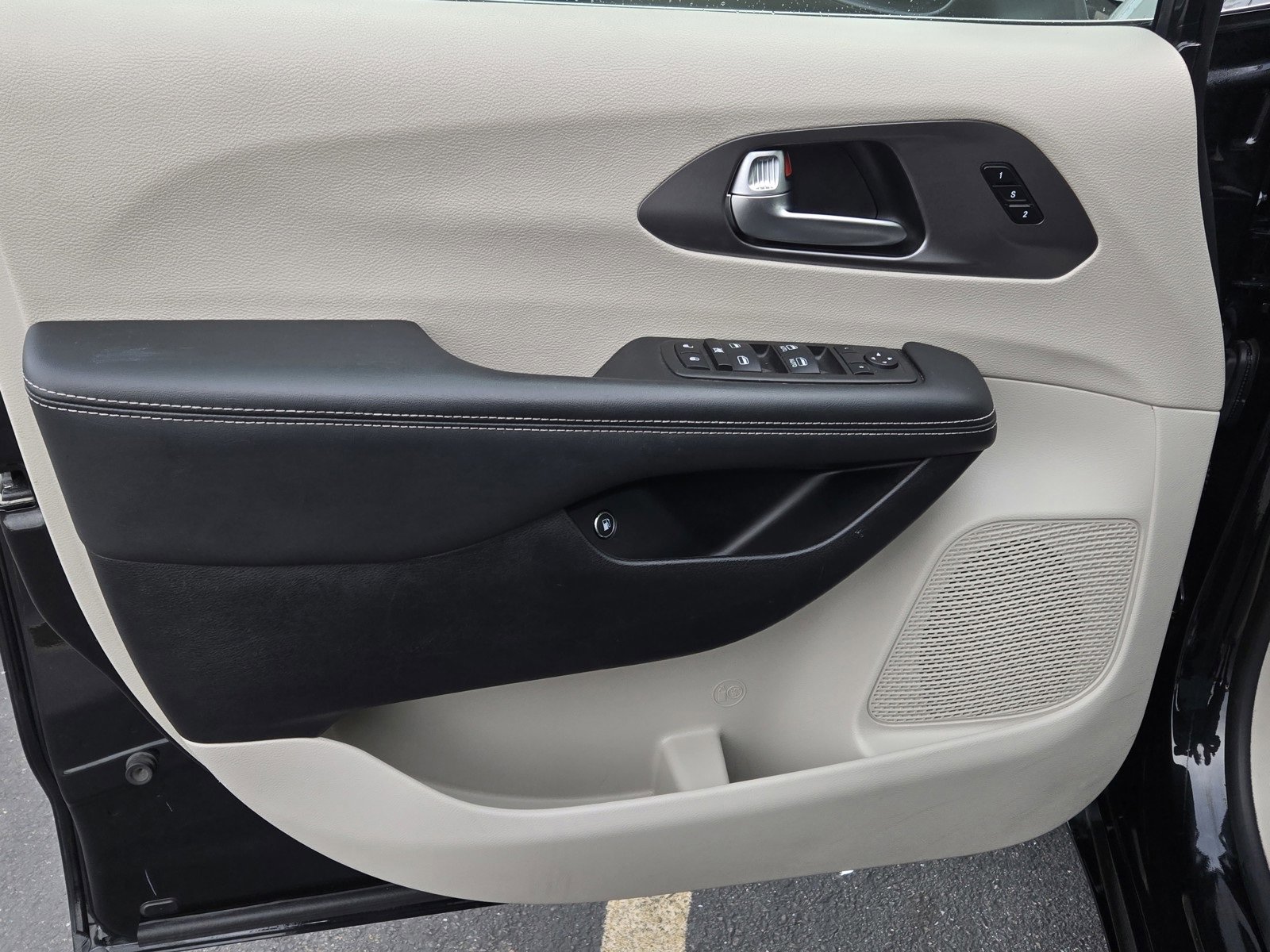 Used 2023 Chrysler Pacifica Touring-L image 9