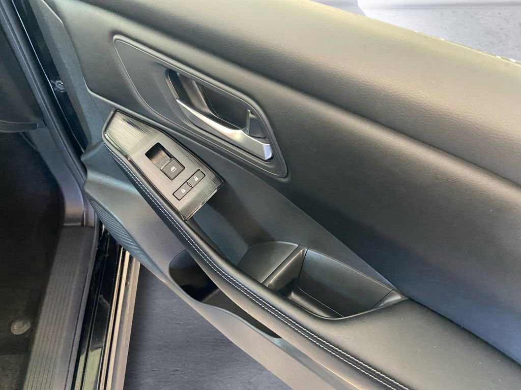 Used 2024 Nissan Rogue SV image 13