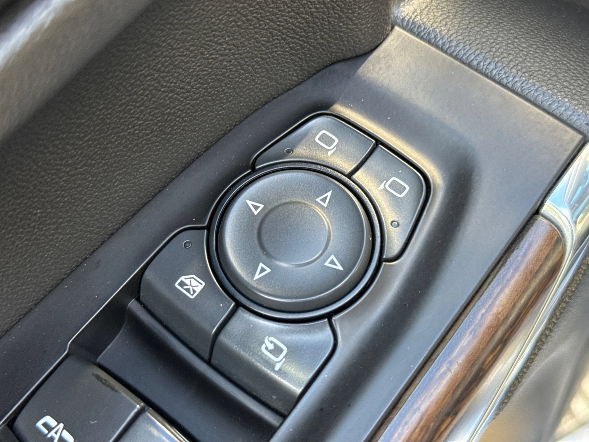Used 2019 Chevrolet Silverado 1500 High Country w/ Technology Package AWD/4WD image 34