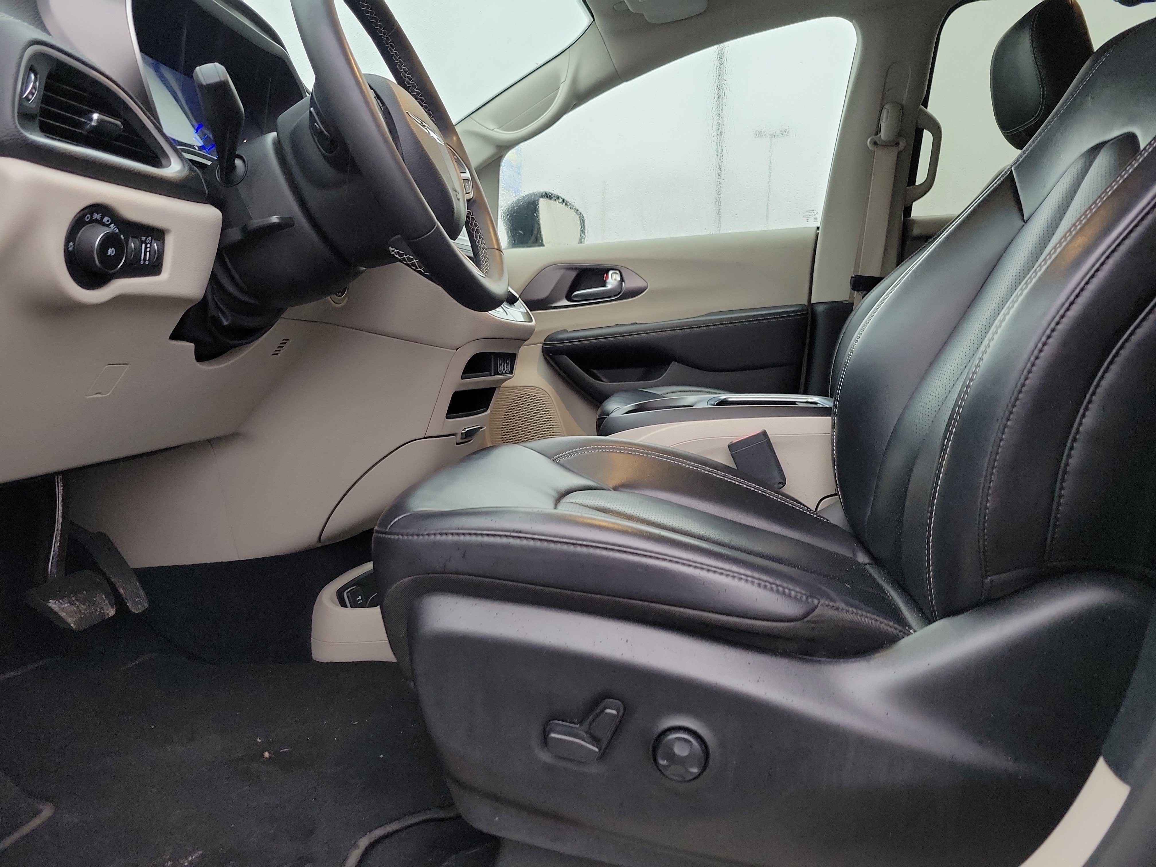 Used 2023 Chrysler Pacifica Touring-L FWD image 16