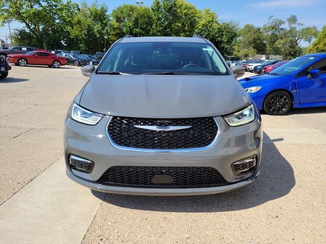 Used 2022 Chrysler Pacifica Touring-L image 3