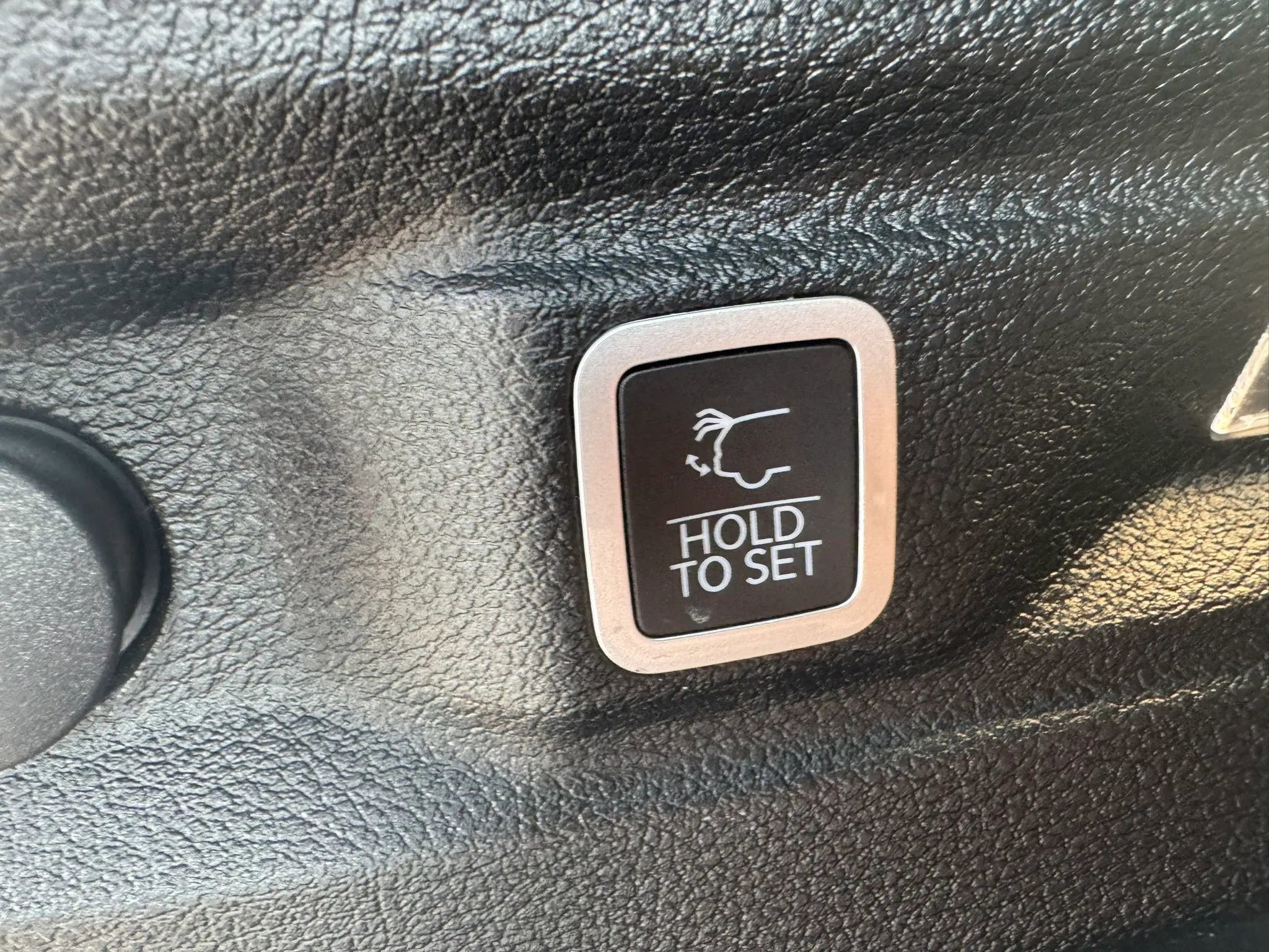 Used 2023 Jeep Grand Cherokee L Laredo image 14