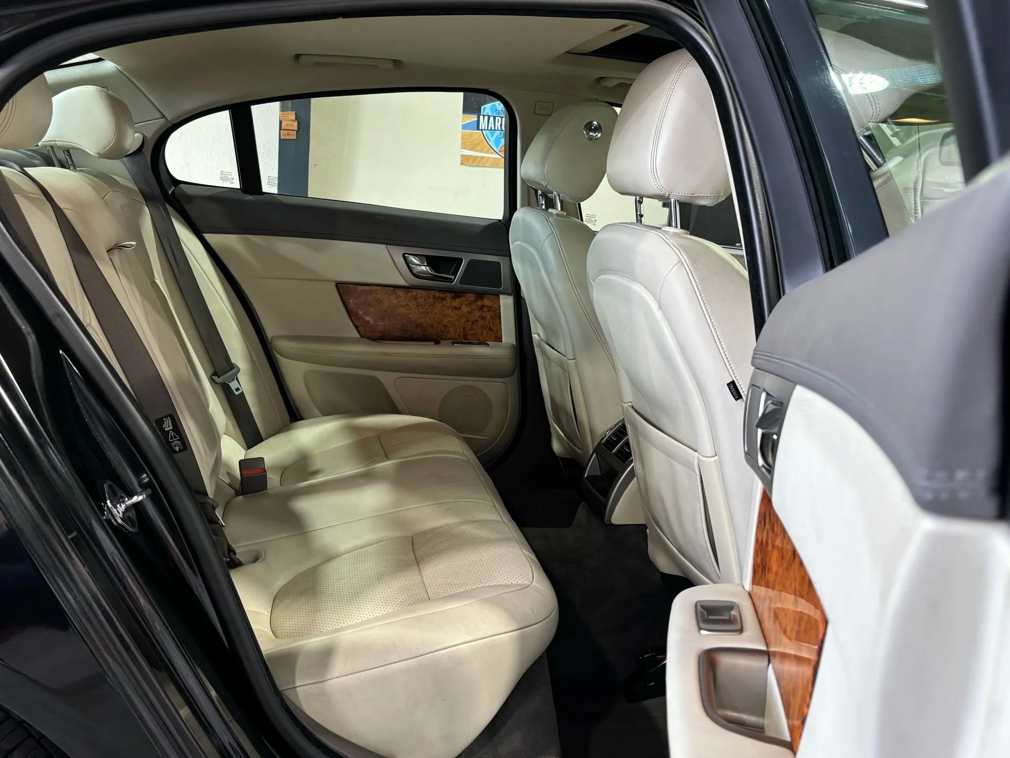 Used 2010 Jaguar XF Premium image 8