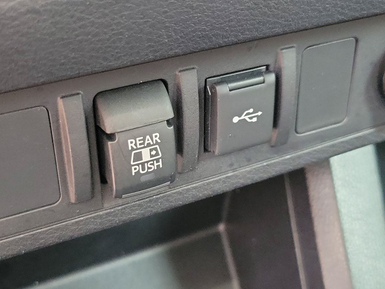 Used 2020 Toyota Tacoma SR5 RWD image 28