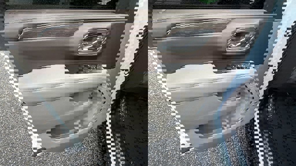 Used 2023 Chevrolet Tahoe Z71 w/ Luxury Package image 11